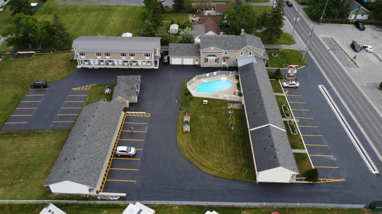 Fox Motor Inn Greater Napanee Esterno foto
