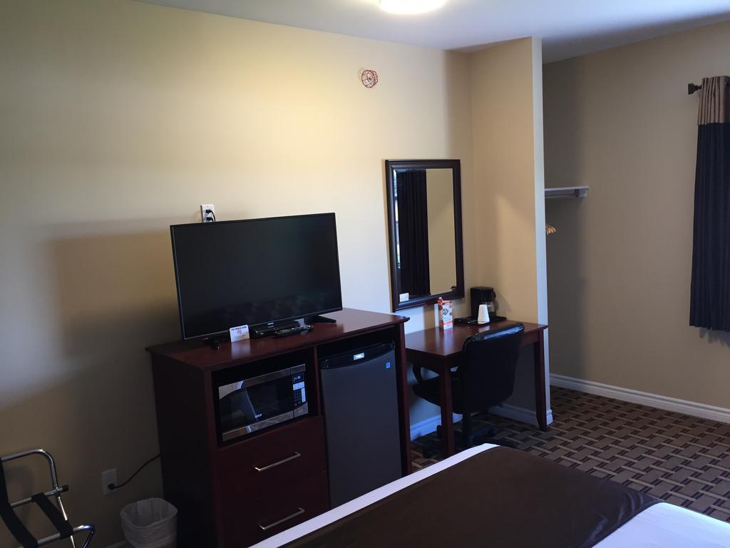 Fox Motor Inn Greater Napanee Esterno foto