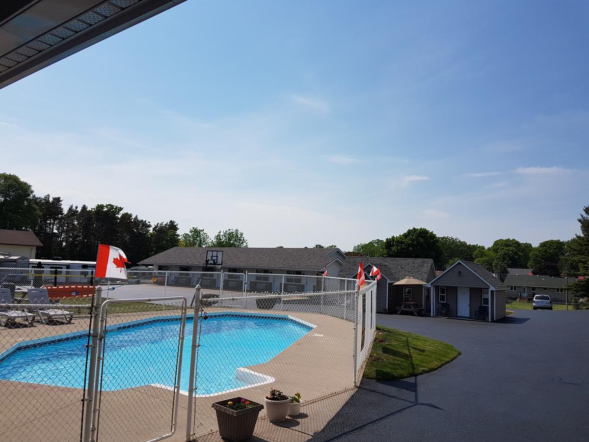 Fox Motor Inn Greater Napanee Esterno foto