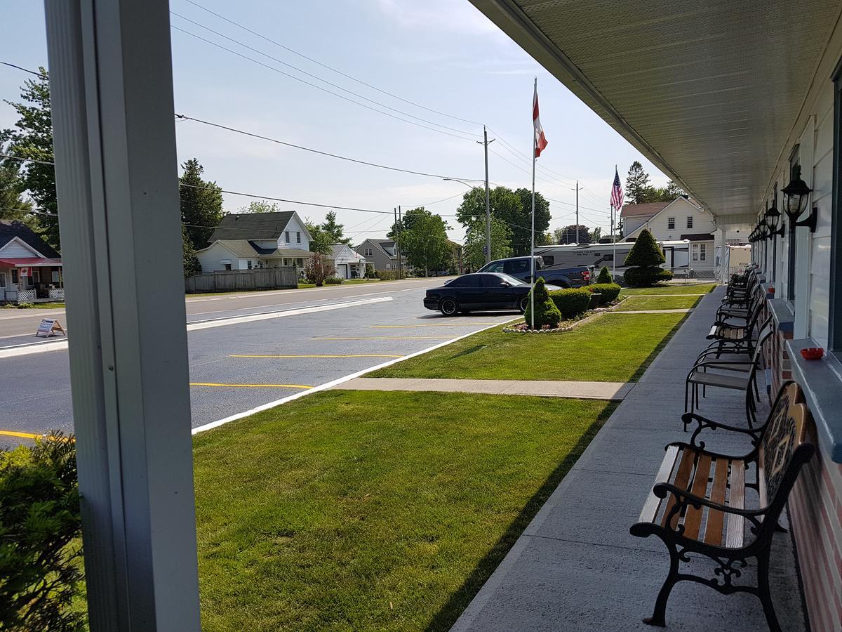 Fox Motor Inn Greater Napanee Esterno foto