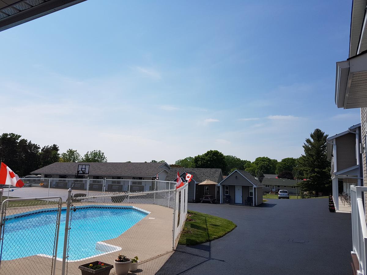 Fox Motor Inn Greater Napanee Esterno foto
