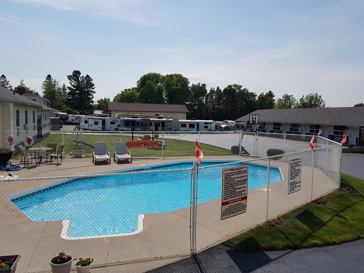 Fox Motor Inn Greater Napanee Esterno foto