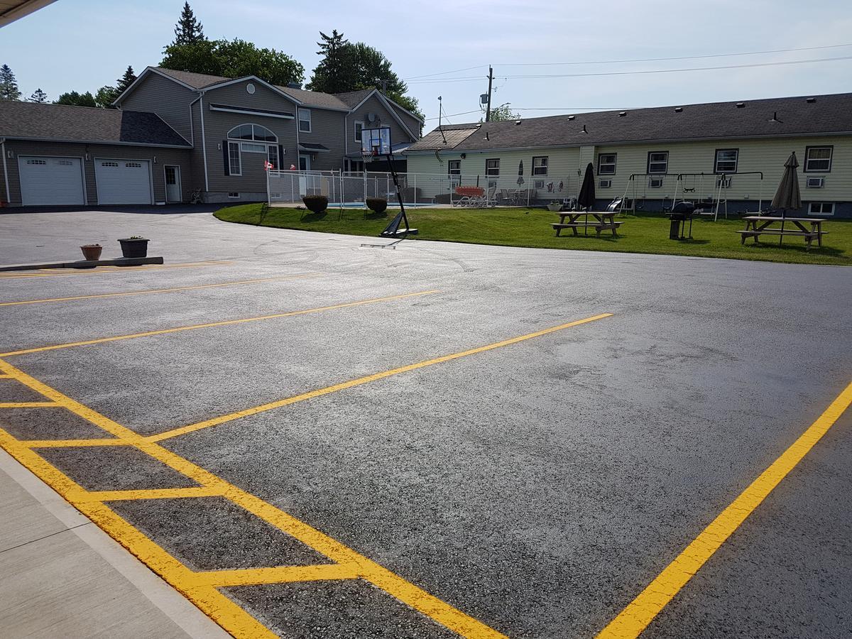 Fox Motor Inn Greater Napanee Esterno foto
