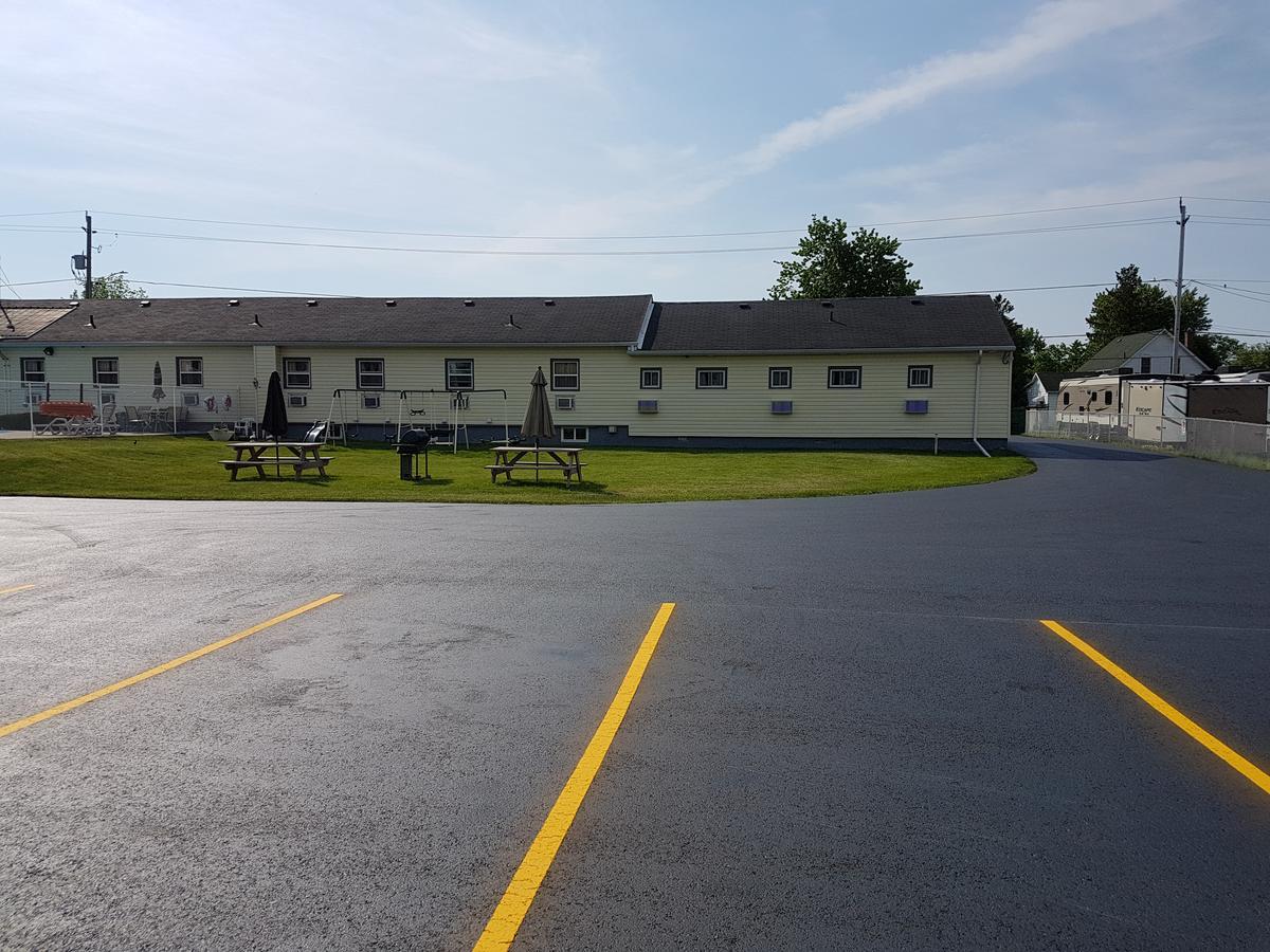Fox Motor Inn Greater Napanee Esterno foto