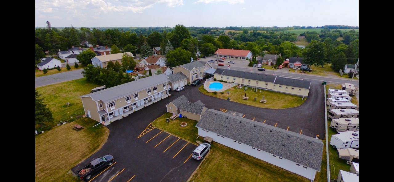 Fox Motor Inn Greater Napanee Esterno foto