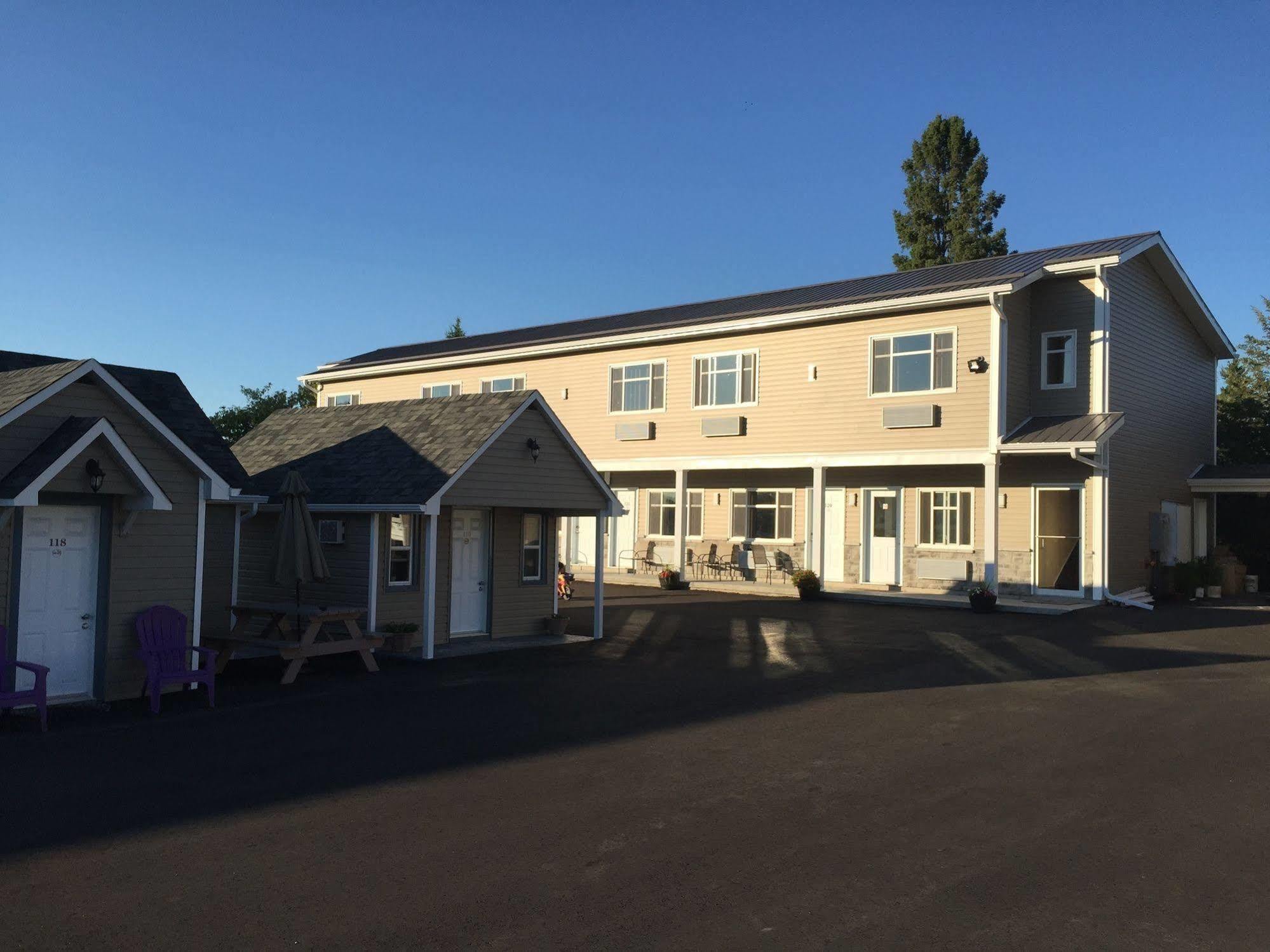 Fox Motor Inn Greater Napanee Esterno foto