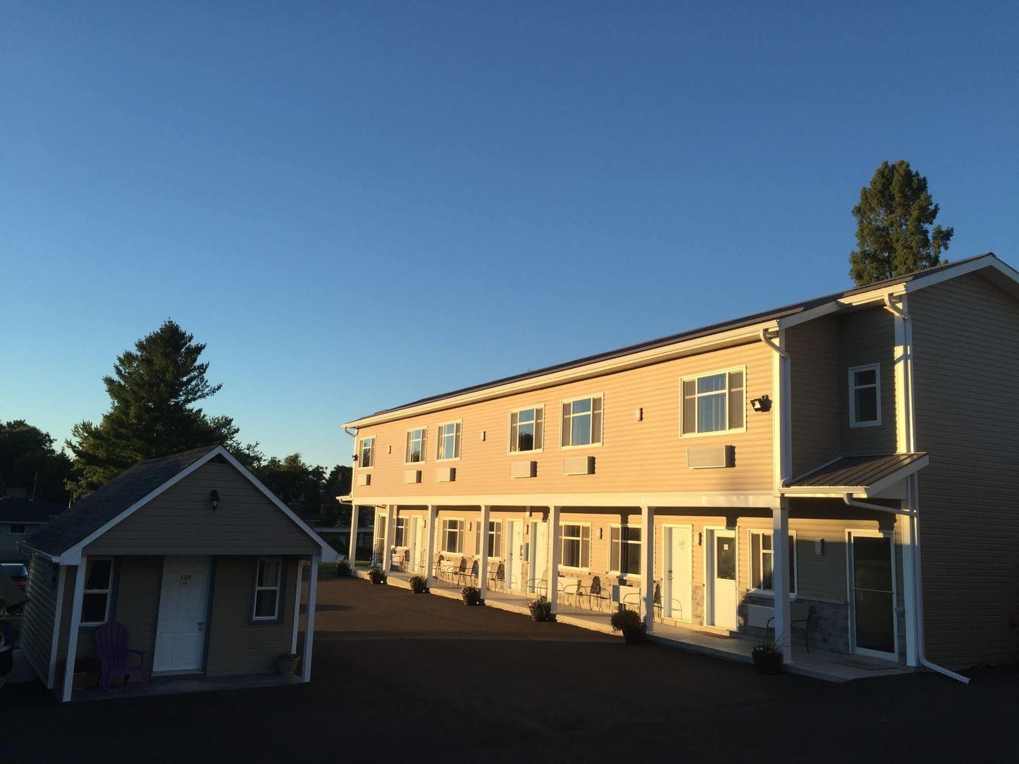 Fox Motor Inn Greater Napanee Esterno foto