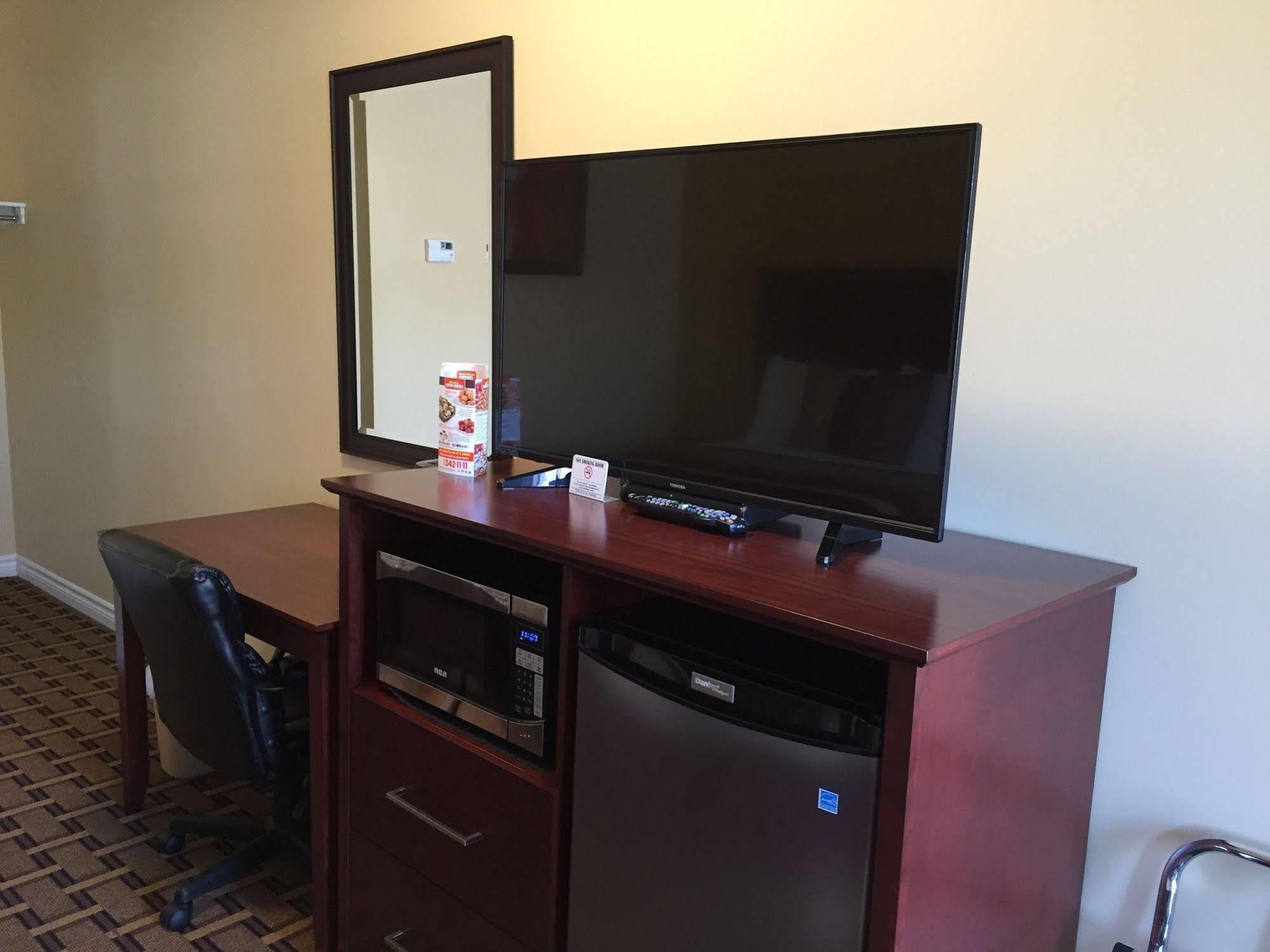 Fox Motor Inn Greater Napanee Esterno foto