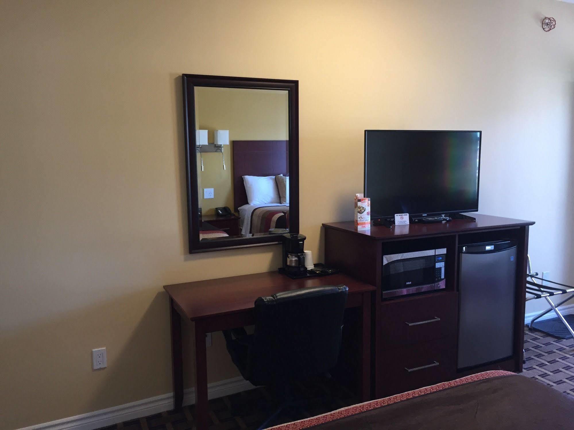 Fox Motor Inn Greater Napanee Esterno foto