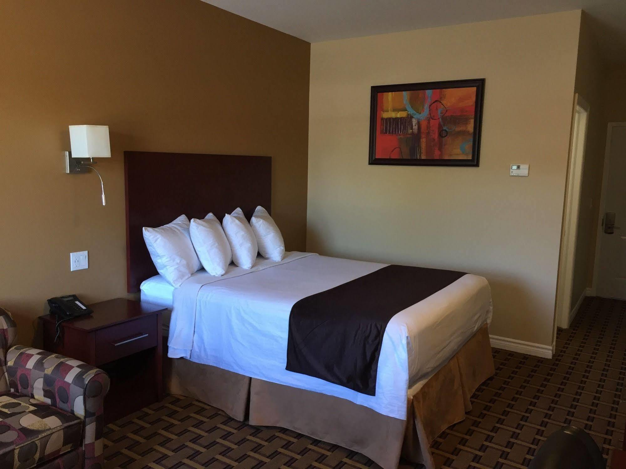 Fox Motor Inn Greater Napanee Esterno foto