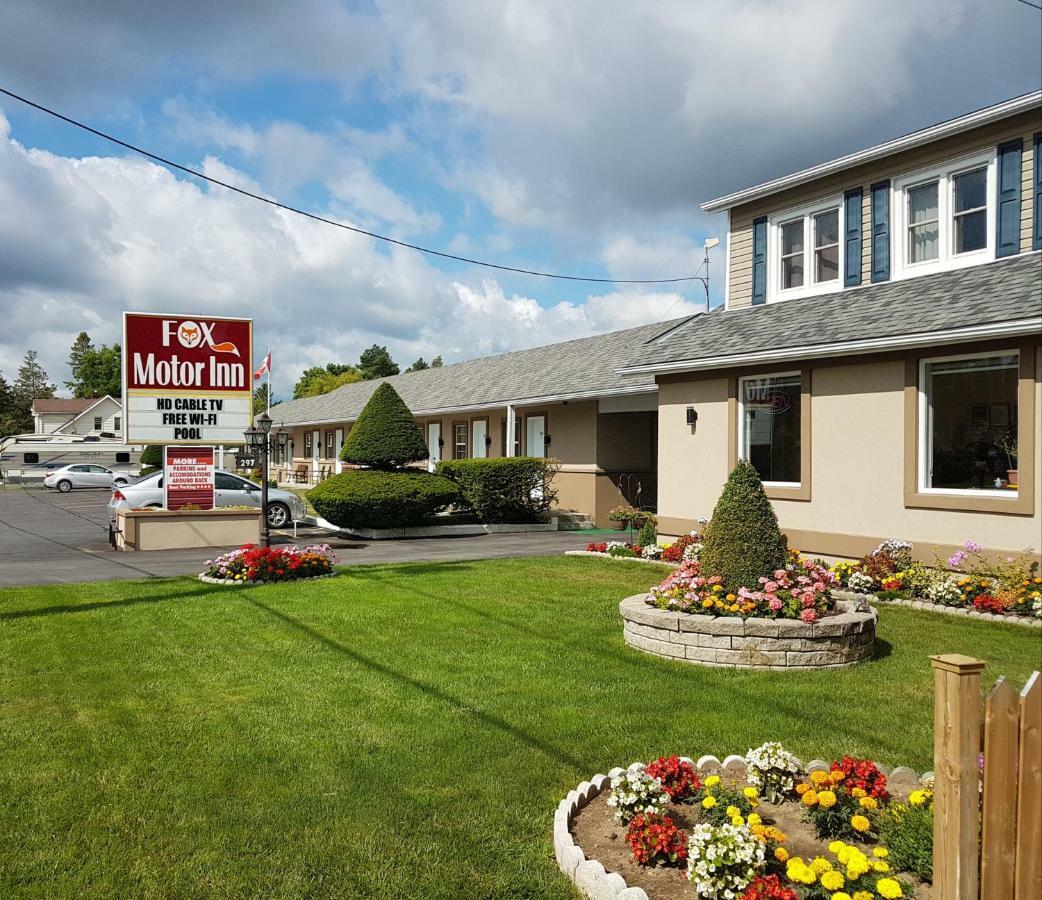Fox Motor Inn Greater Napanee Esterno foto