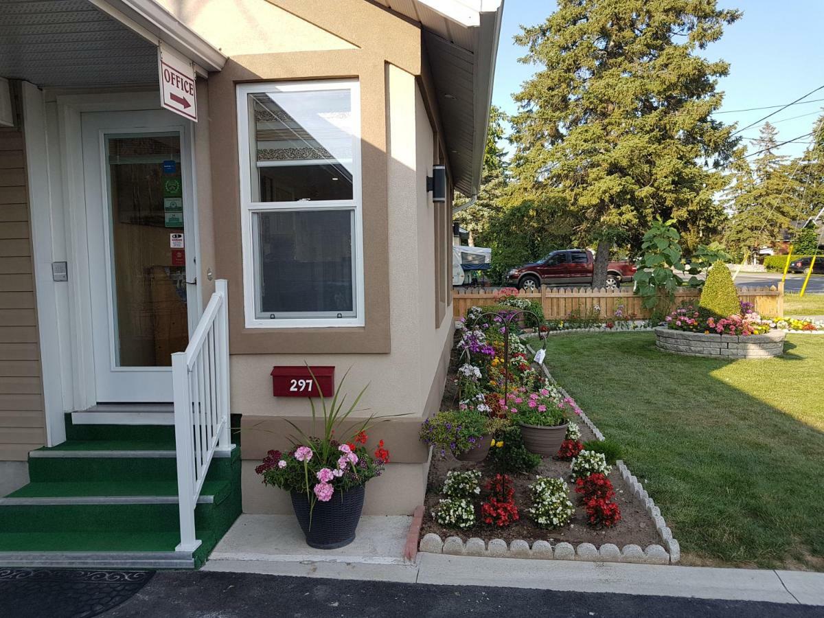 Fox Motor Inn Greater Napanee Esterno foto