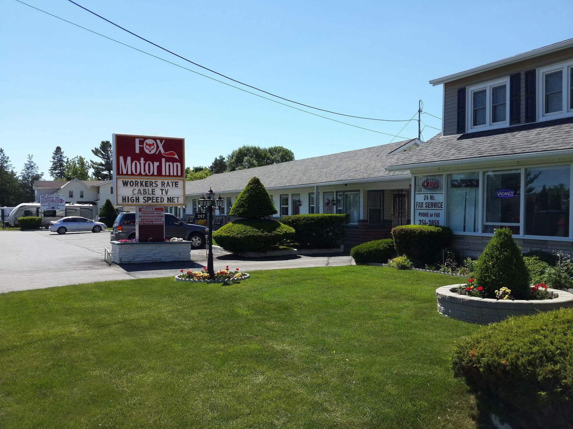 Fox Motor Inn Greater Napanee Esterno foto