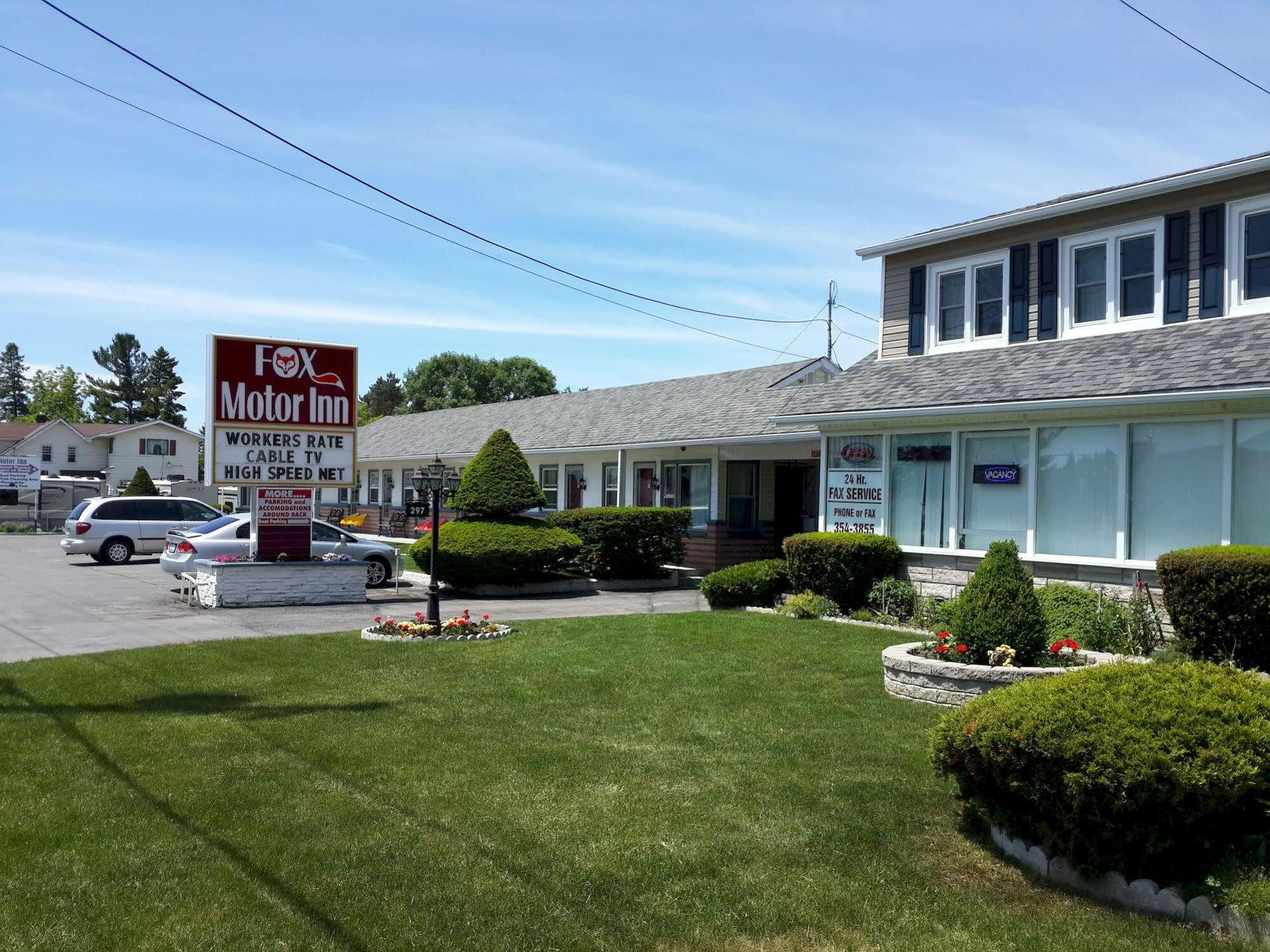 Fox Motor Inn Greater Napanee Esterno foto